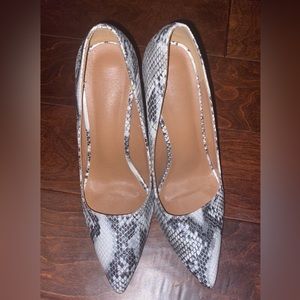 Pointed Toe Snakeskin Pumps